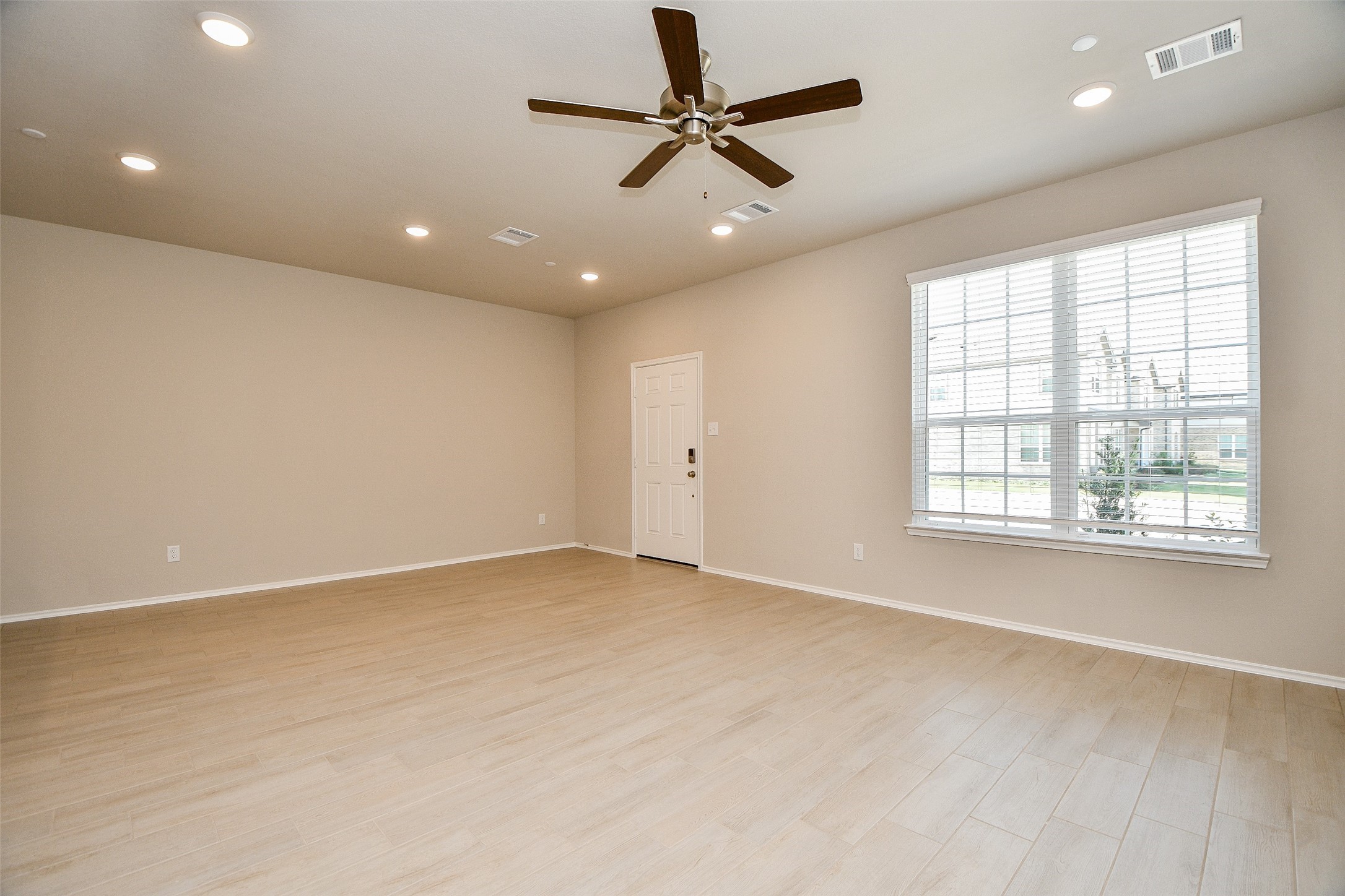 2914 Scanlan Meadow Missouri City, TX 77459 - Photo 4 of 31 Living/Dining area