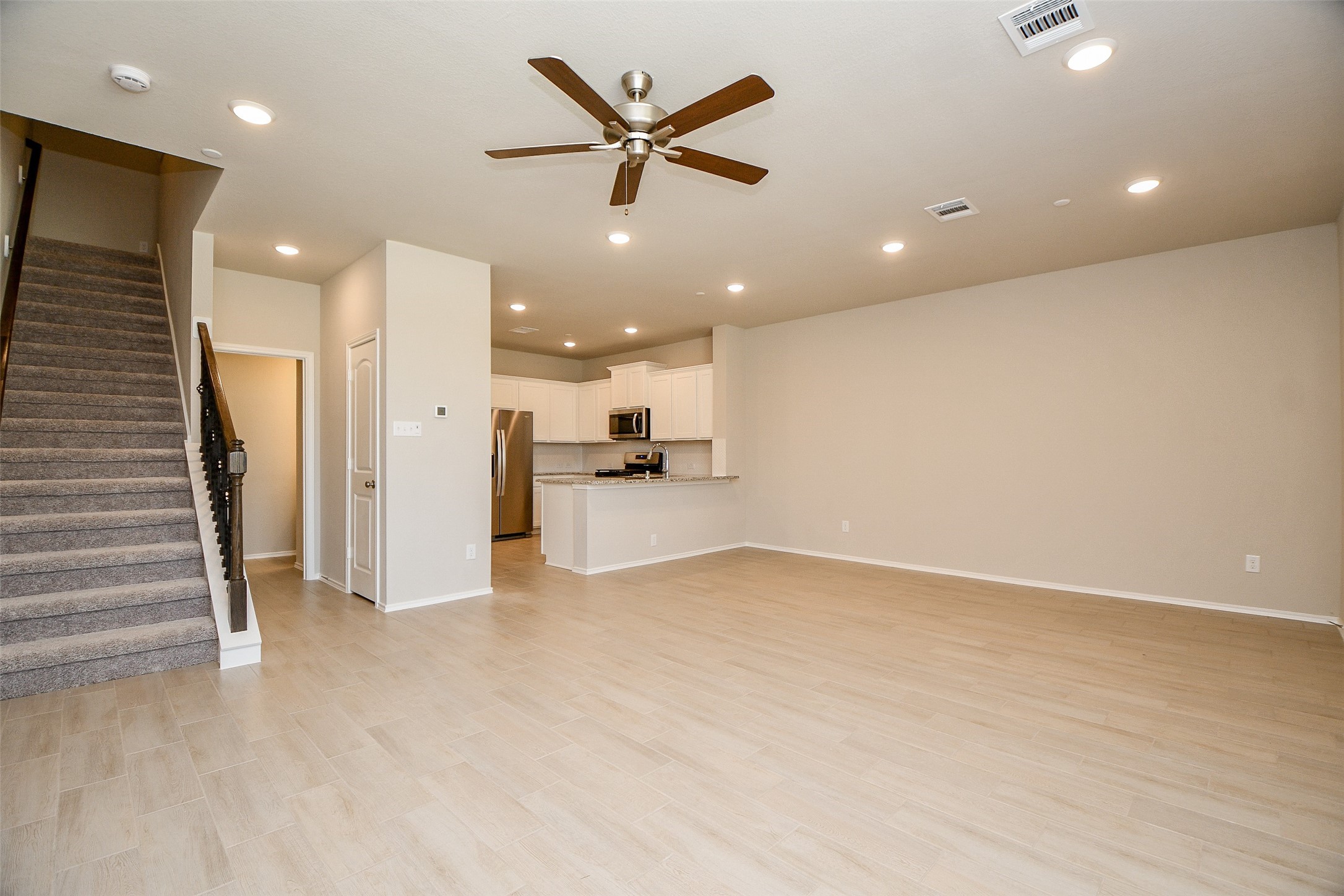 2914 Scanlan Meadow Missouri City, TX 77459 - Photo 5 of 31 Living/Dining area