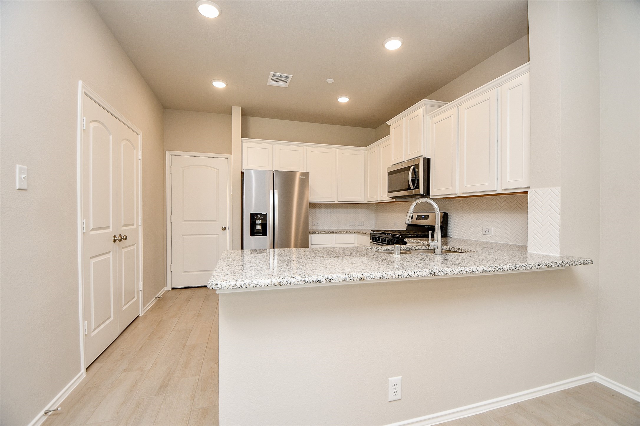 2914 Scanlan Meadow Missouri City, TX 77459 - Photo 7 of 31 Granite countertops