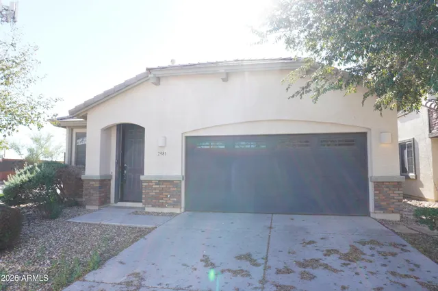 a view of backyard of the house