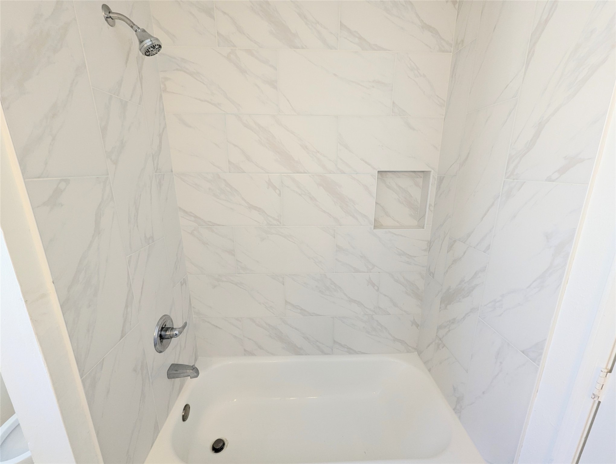 17602 Crestline Road Humble, TX 77396 - Photo 19 of 27 a bathroom with a bathtub