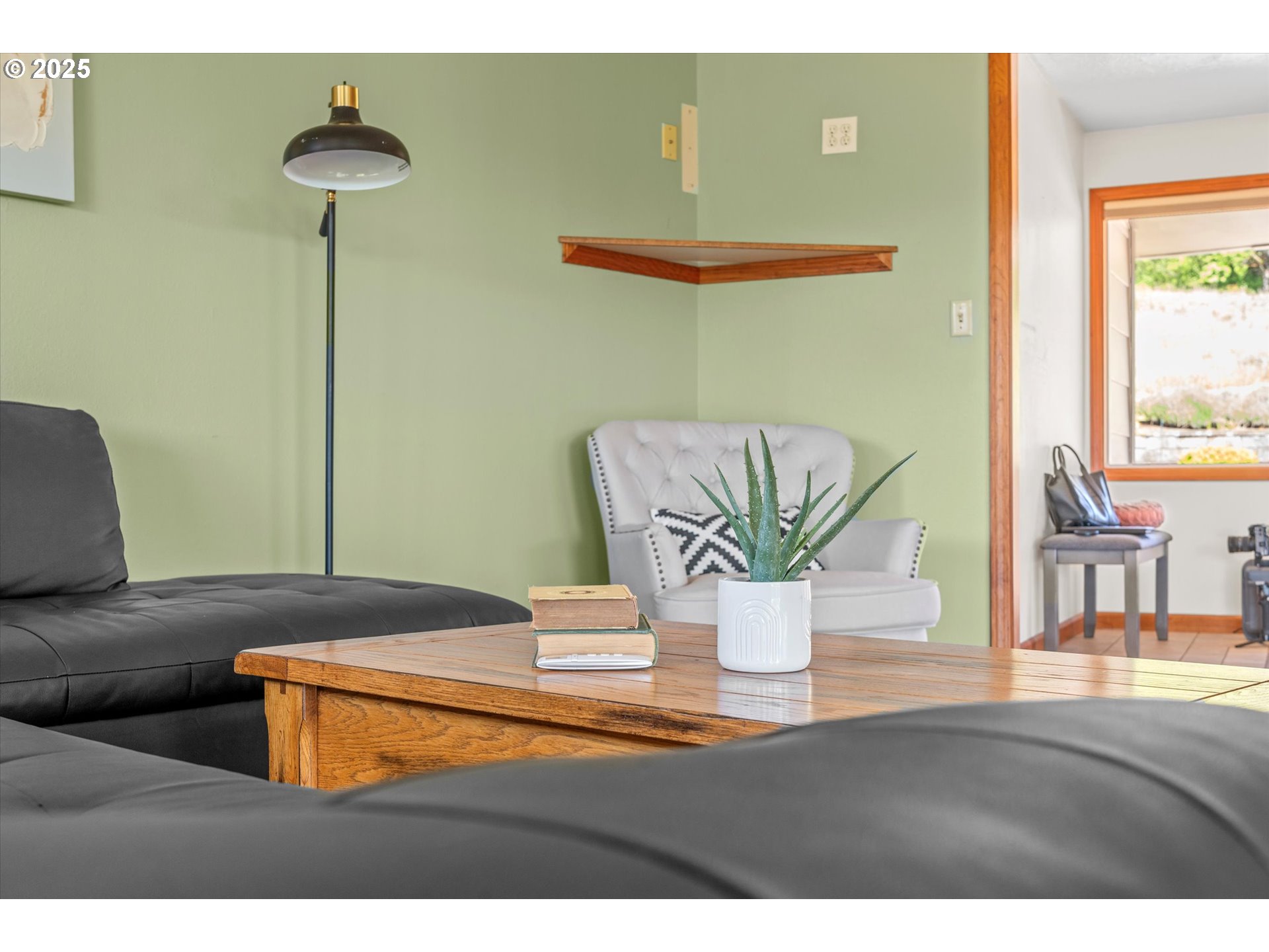 32117 Bellinger Scale Road Lebanon, OR 97355 - Photo 12 of 40 a living room with furniture and a potted plant