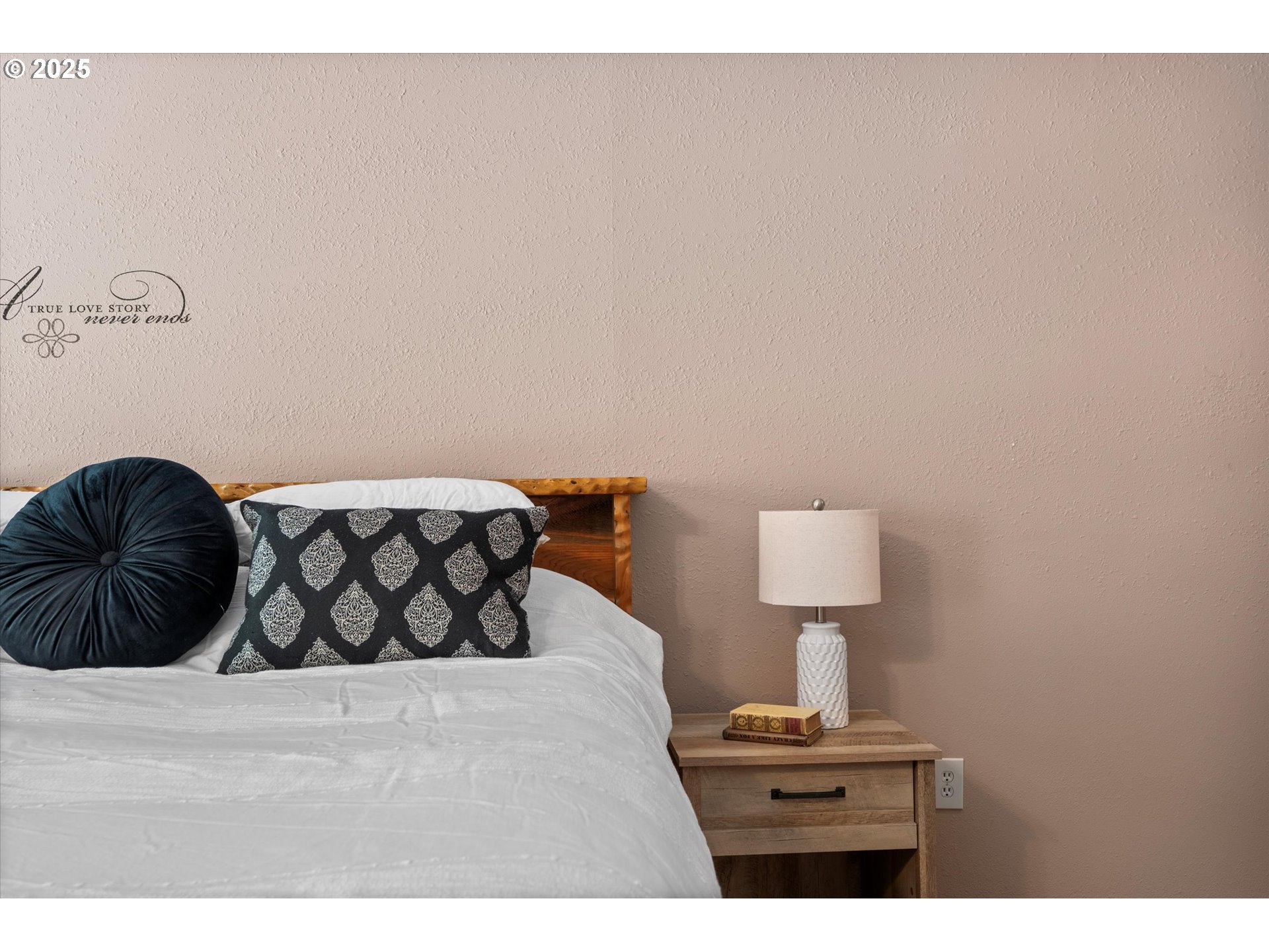 32117 Bellinger Scale Road Lebanon, OR 97355 - Photo 21 of 40 a bedroom with a bed and a lamp