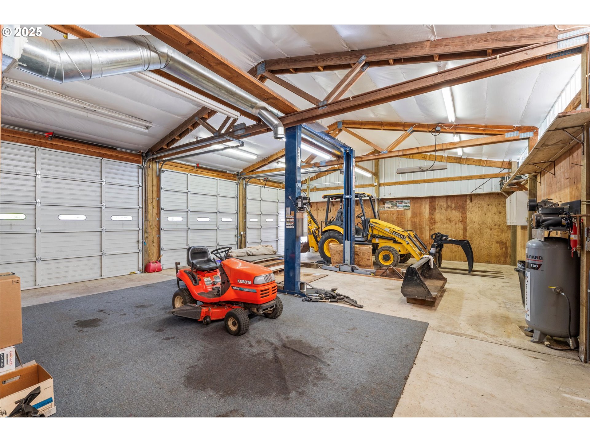 32117 Bellinger Scale Road Lebanon, OR 97355 - Photo 34 of 40 a view of a garage with couch