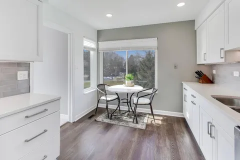 $375,000 | 83 Thornhill Lane, Unit B, Lake Barrington, IL 60010