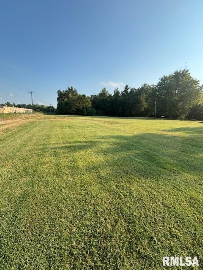 9485 Highway 15 Mount Vernon, IL 62864 - Photo 1 of 11 a view of an ocean from a yard