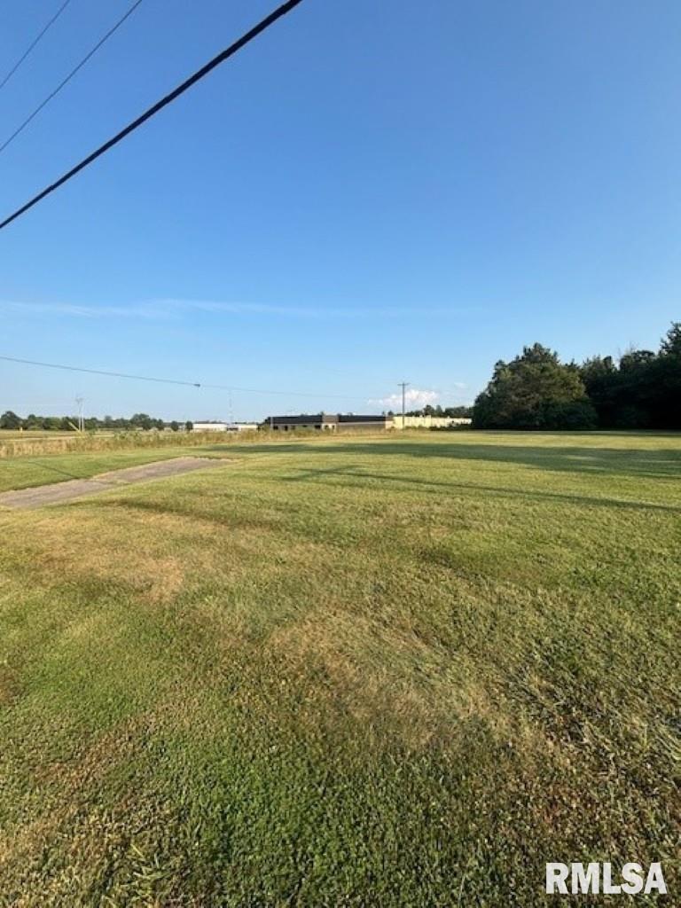9485 Highway 15 Mount Vernon, IL 62864 - Photo 8 of 11 a view of an ocean and beach