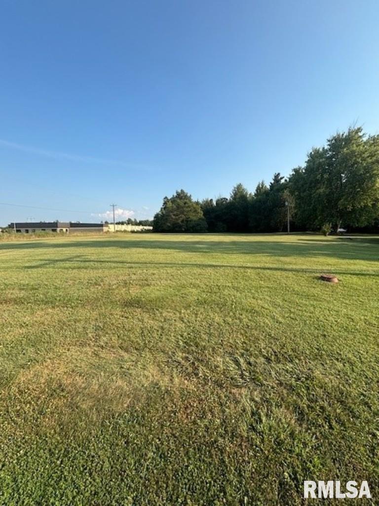9485 Highway 15 Mount Vernon, IL 62864 - Photo 9 of 11 a view of an ocean and beach