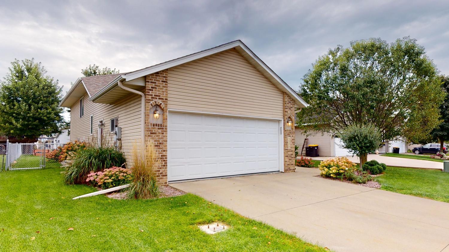 5806 49th Avenue Northwest Rochester, MN 55901 - Photo 2 of 38 Gallery Image 2