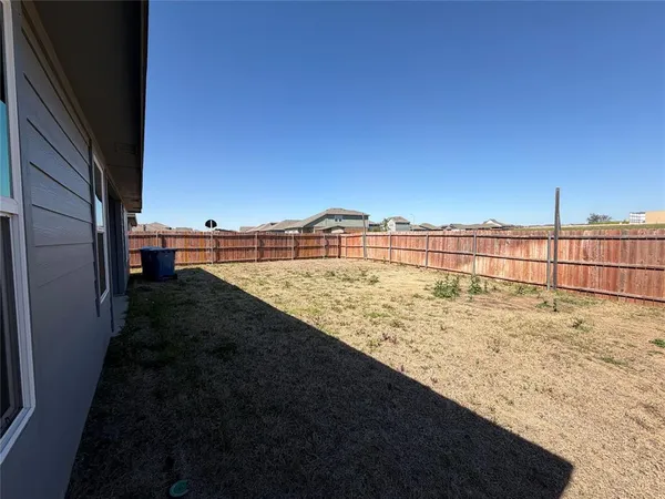 a view of front of a house with a yard