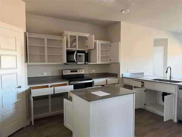 $270,000 | 820 Lakeview Drive, Alvarado, TX 76009