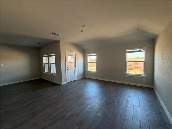 $270,000 | 820 Lakeview Drive, Alvarado, TX 76009