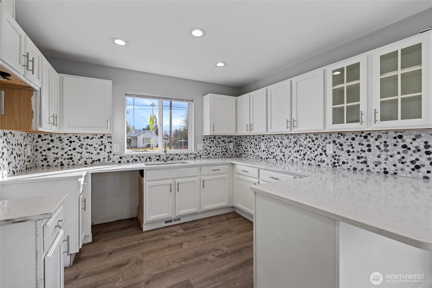 827 John Liner Road Sedro-Woolley, WA 98284 - Photo 10 of 36 a kitchen with granite countertop white cabinets and white appliances