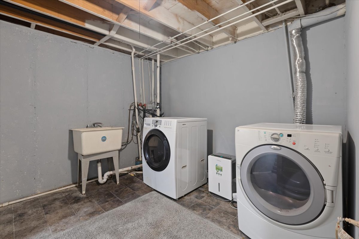 246 Monroe Road Bolingbrook, IL 60440 - Photo 26 of 32 a utility room with dryer and washer