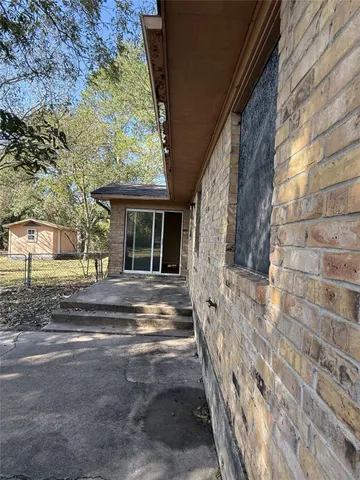 a view of backyard with a garden and trees