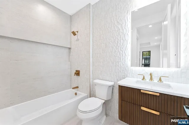 $2,649,000 | 156 Stuart Street, Paramus, NJ 07652