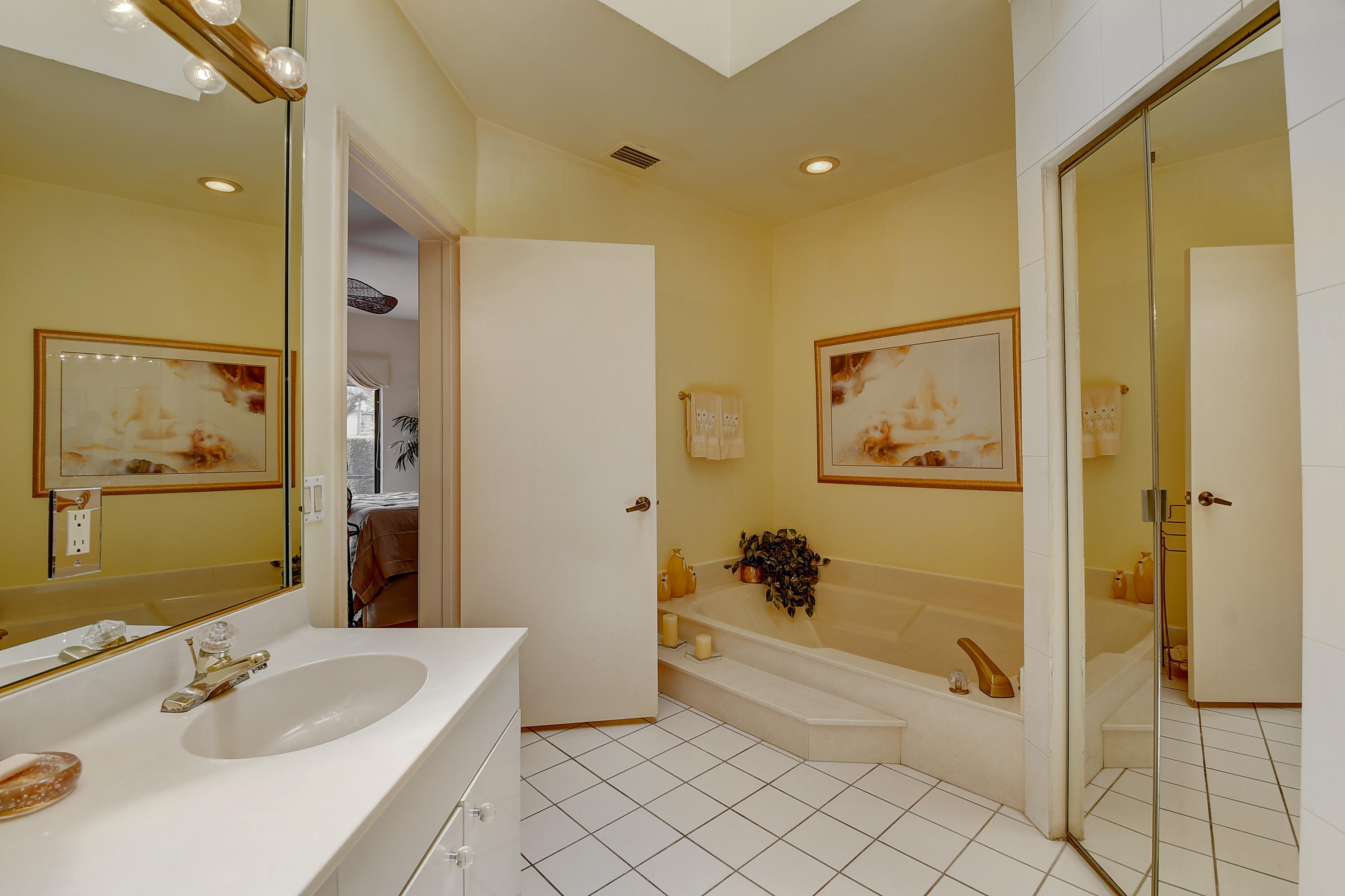 6549 Via Rosa Boca Raton, FL 33433 - Photo 16 of 43 Roman Tub