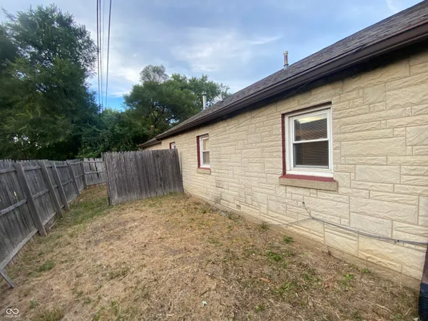 $1,400 | 410 North 20th Avenue, Beech Grove, IN 46107