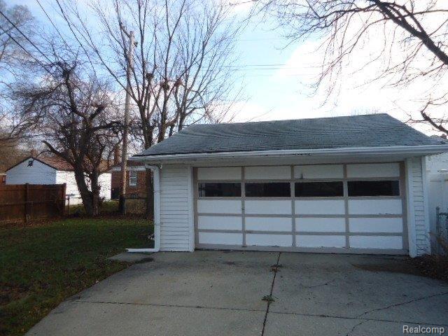 17614 Edinborough Road Detroit, MI 48219 - Photo 2 of 13 261-945260-Yard.JPG