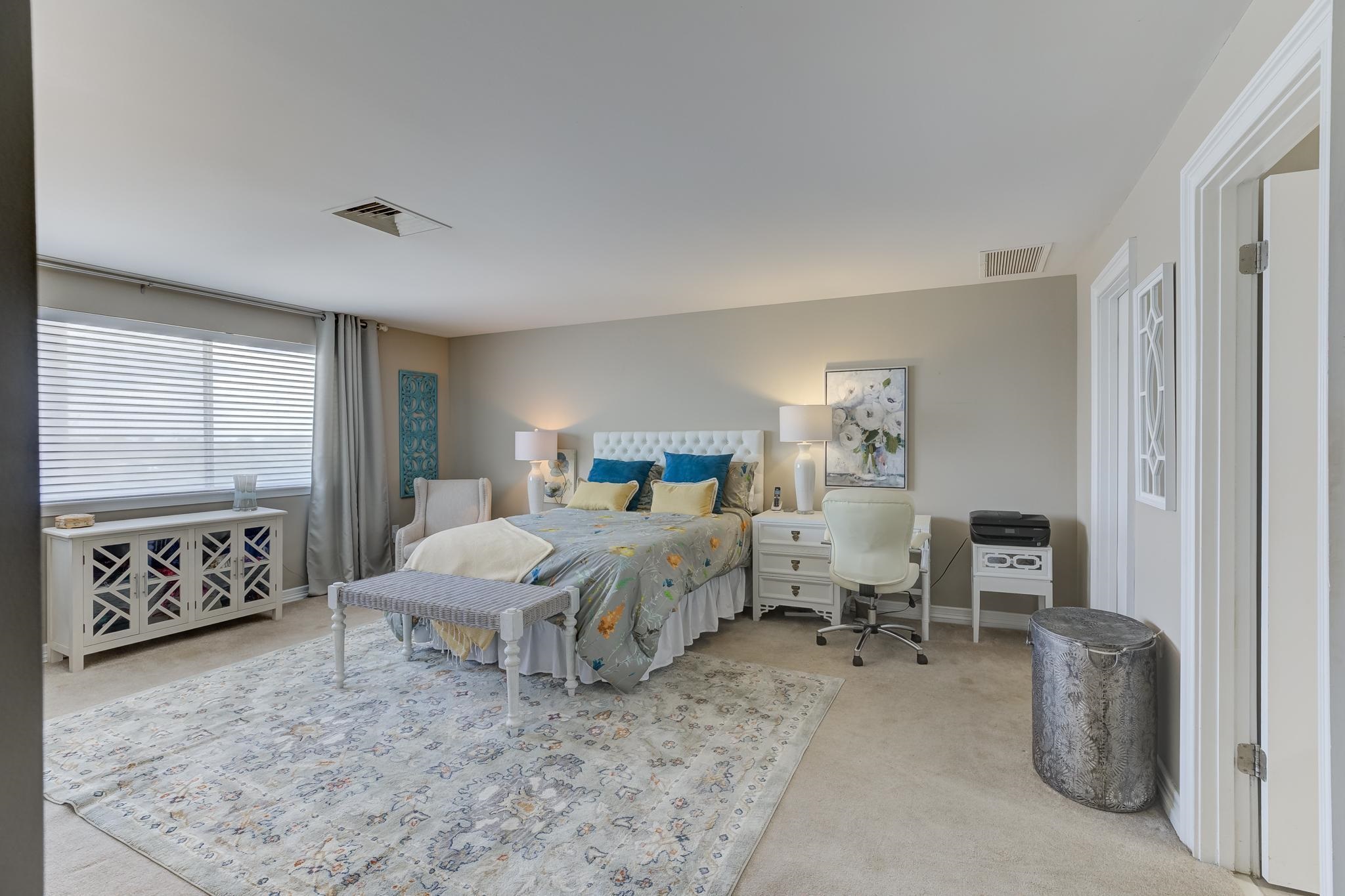 655 Riverside Drive, Unit 506B Memphis, TN 38103 - Photo 11 of 26 a bedroom with a large bed and a window