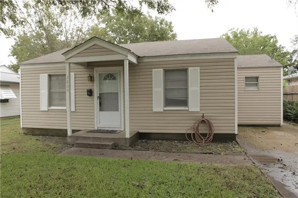 $1,650 | 2809 South Hills Avenue, Fort Worth, TX 76109