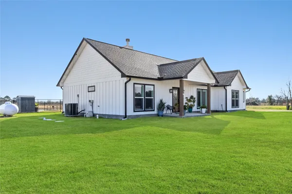 a view of a house with backyard and porch