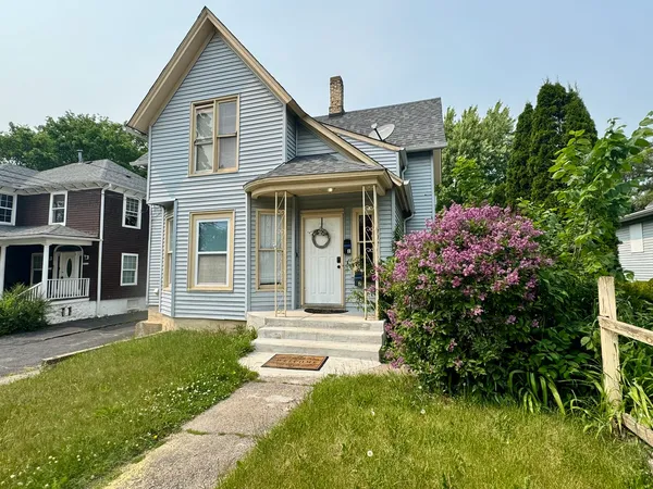 $1,200 | 370 Bent Street, Unit 1, Elgin, IL 60120