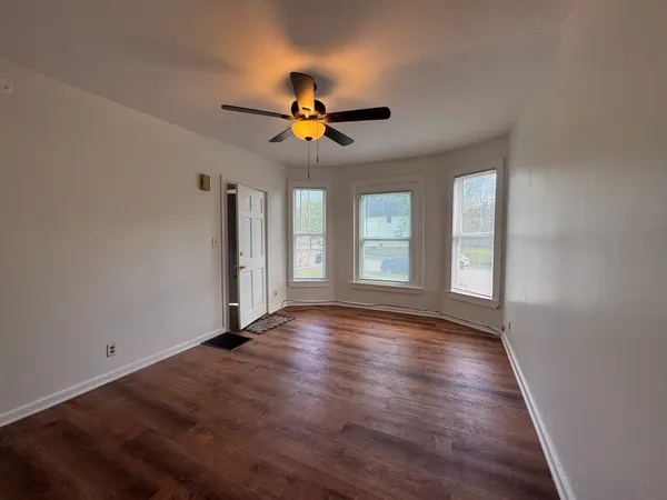 $1,200 | 370 Bent Street, Unit 1, Elgin, IL 60120