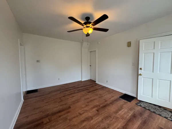 $1,200 | 370 Bent Street, Unit 1, Elgin, IL 60120