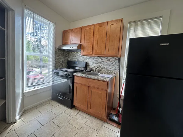 $1,200 | 370 Bent Street, Unit 1, Elgin, IL 60120