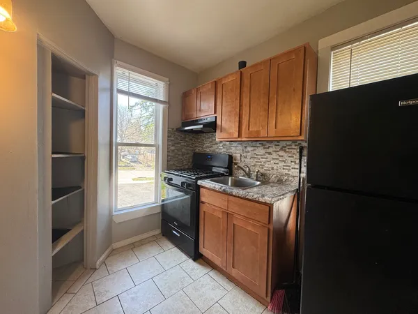 $1,200 | 370 Bent Street, Unit 1, Elgin, IL 60120