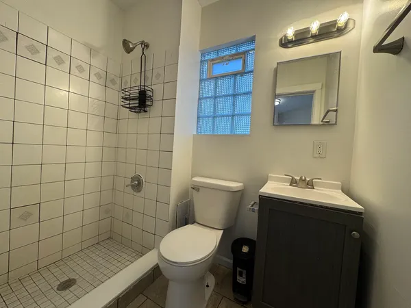 $1,200 | 370 Bent Street, Unit 1, Elgin, IL 60120