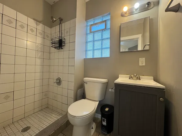 $1,200 | 370 Bent Street, Unit 1, Elgin, IL 60120