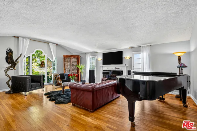 $2,189,000 | 420 North Orange Drive, Los Angeles, CA 90036