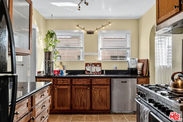 $2,189,000 | 420 North Orange Drive, Los Angeles, CA 90036