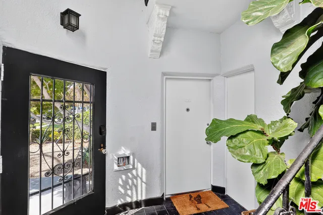 $2,189,000 | 420 North Orange Drive, Los Angeles, CA 90036