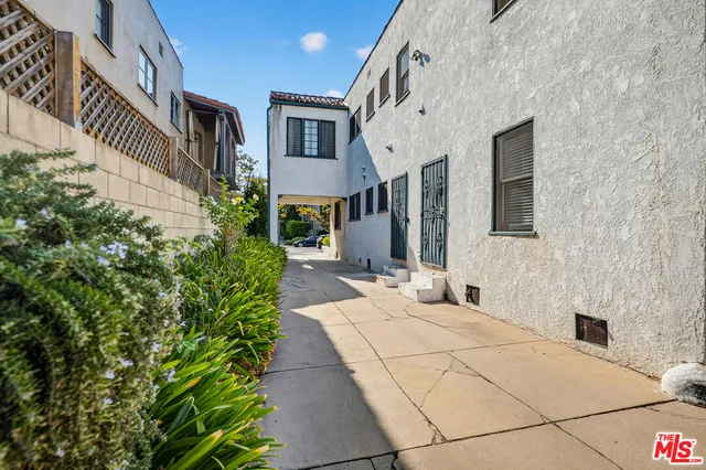 $2,189,000 | 420 North Orange Drive, Los Angeles, CA 90036