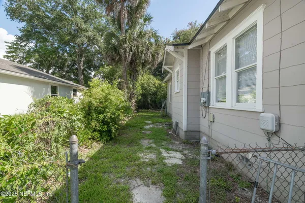 a house view with a backyard space