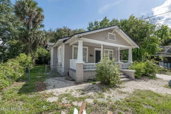 a view of a house with backyard and garden