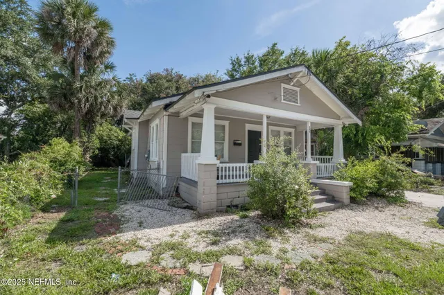 a view of a house with backyard and garden