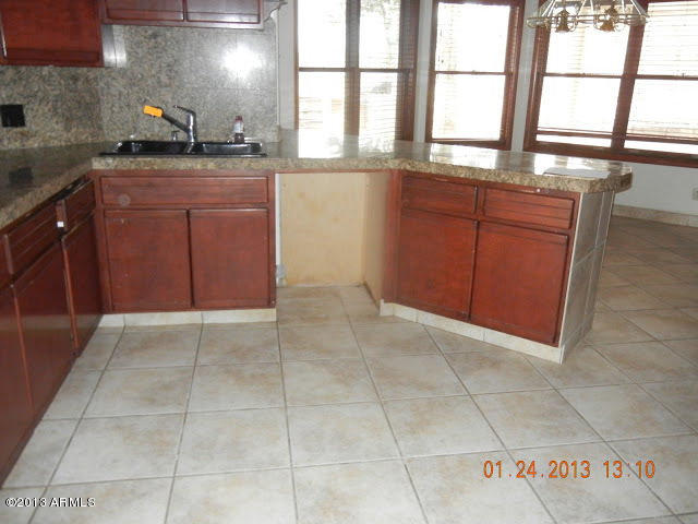 2527 East Joy Ranch Road Cave Creek, AZ 85331 - Photo 10 of 34 Breakfast Bar open to Breakfast Nook