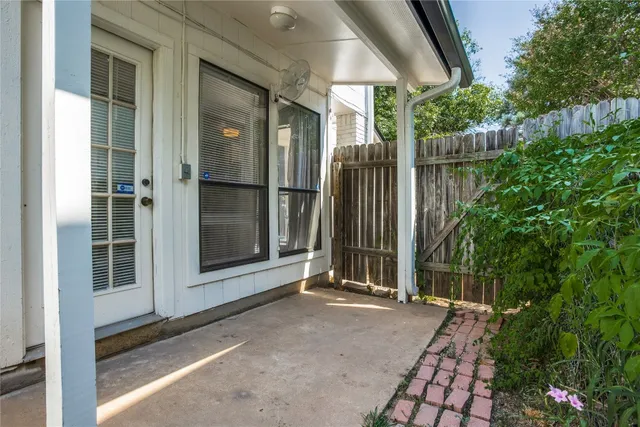 a view of backyard with garden