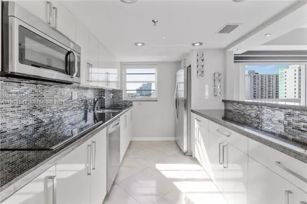 $3,700 | 1345 West Avenue, Unit 901, Miami Beach, FL 33139