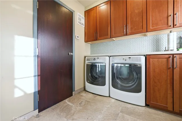 a view of livingroom with furniture