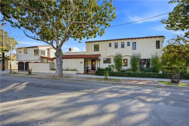 a view of a back yard