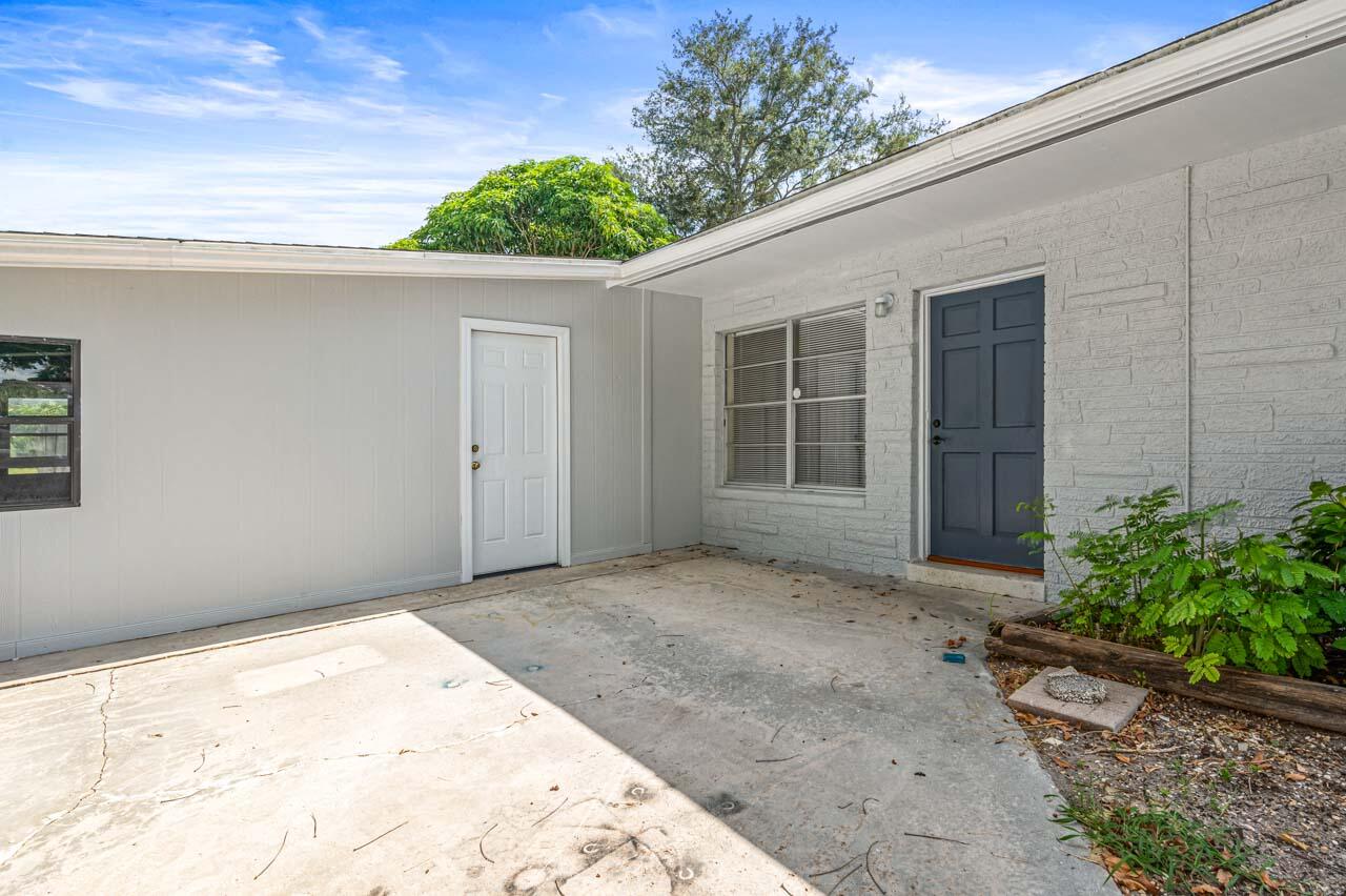 2213 2nd Street Southwest Vero Beach, FL 32962 - Photo 4 of 18 a view of a backyard of the house