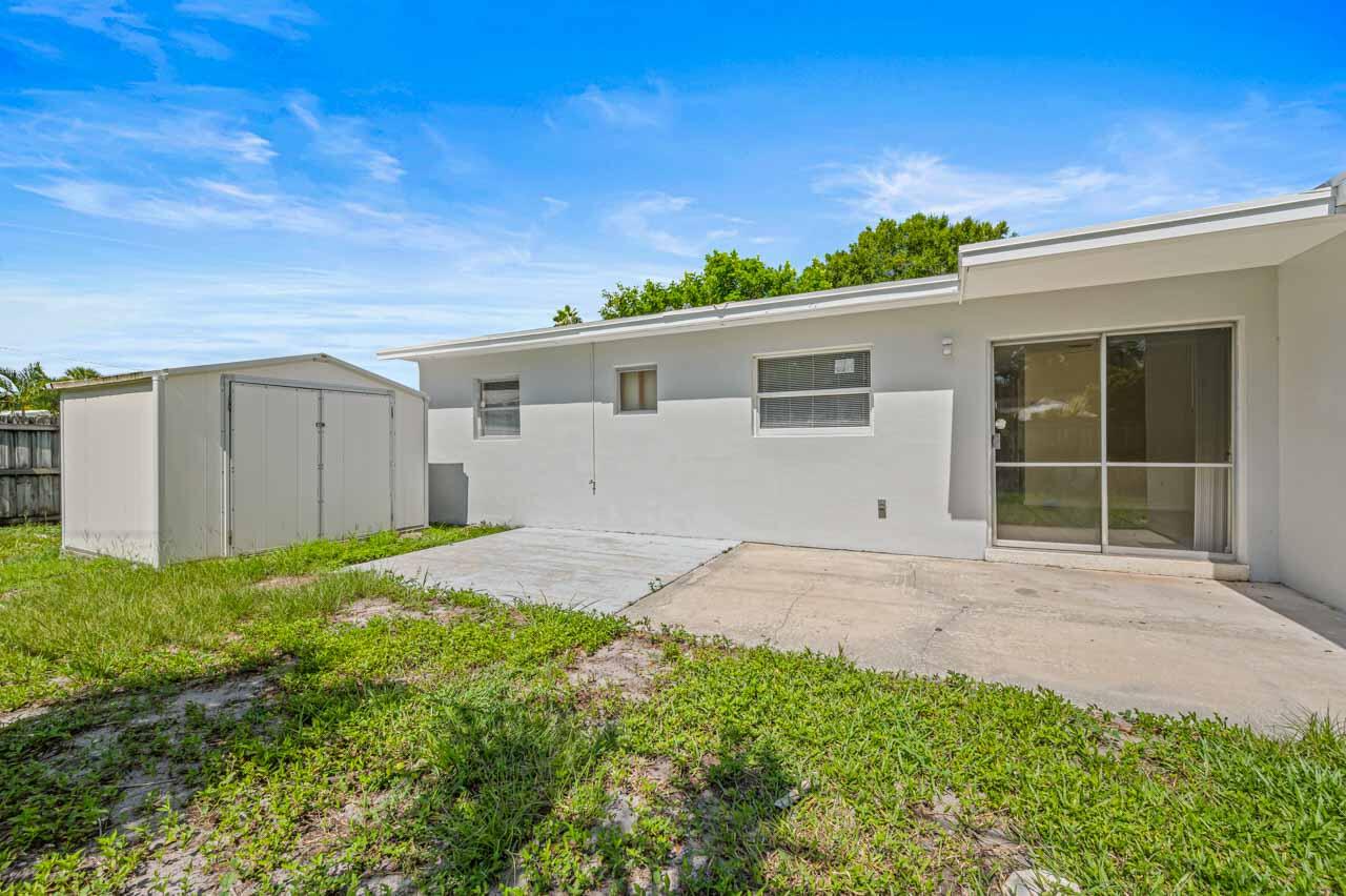 2213 2nd Street Southwest Vero Beach, FL 32962 - Photo 5 of 18 front view of a house with a yard