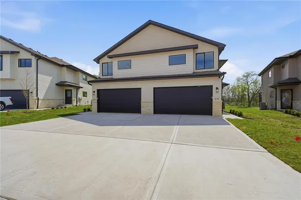 $345,000 | 216 Northwest Orchard Court, Lee's Summit, MO 64063