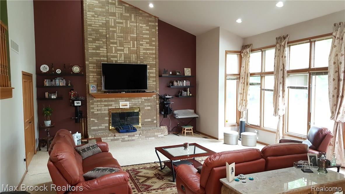 4792 Seasons Drive Troy, MI 48098 - Photo 5 of 18 Family room bright and beautiful