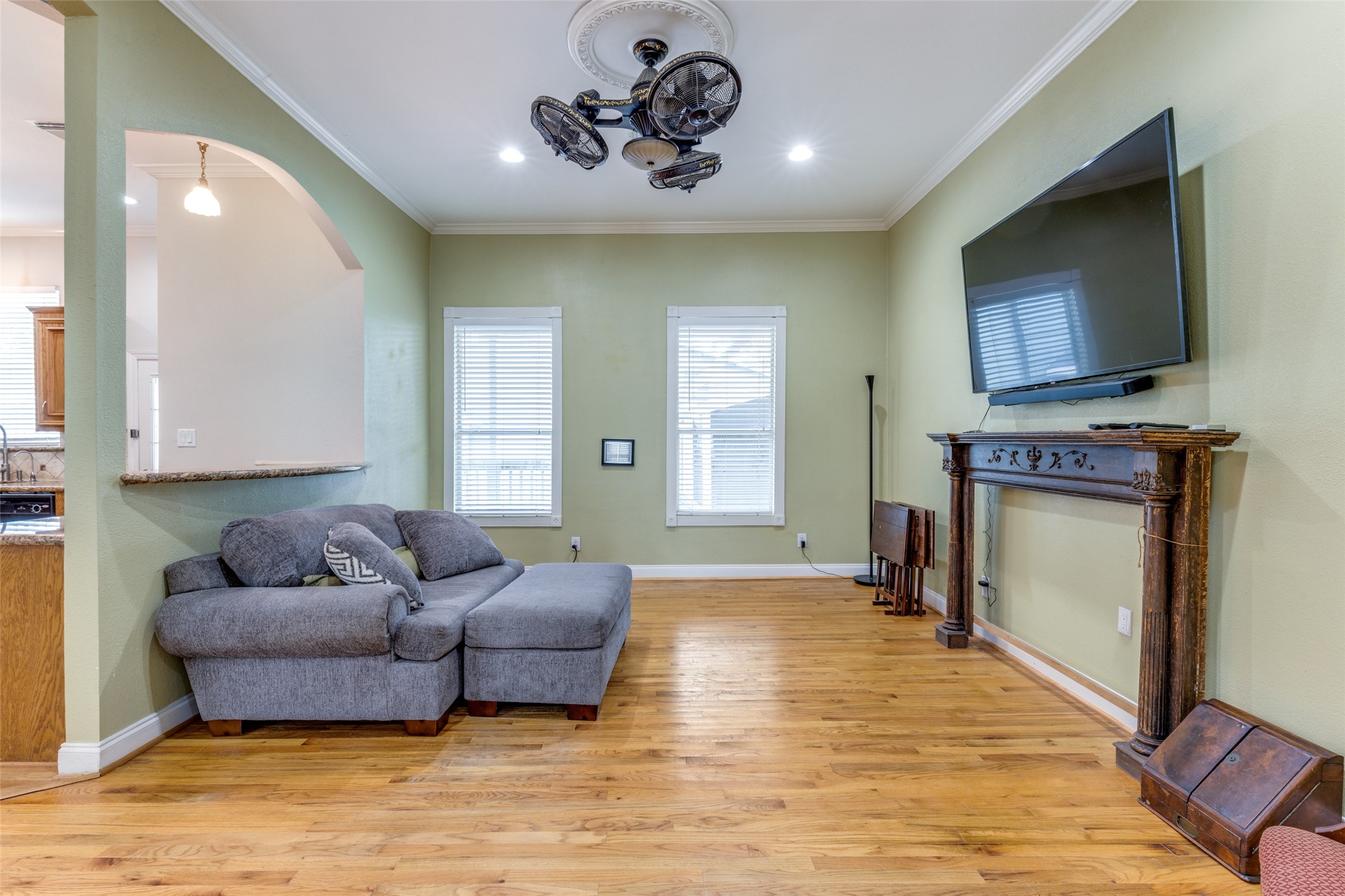 1220 Bingham Street Houston, TX 77007 - Photo 12 of 29 Living room